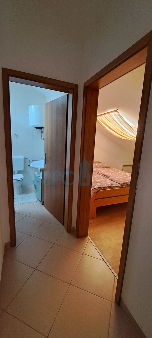 Uvala Soline, otok Krk, dvoetažni stan 89 m2 sa pogledom na more i okućnicom