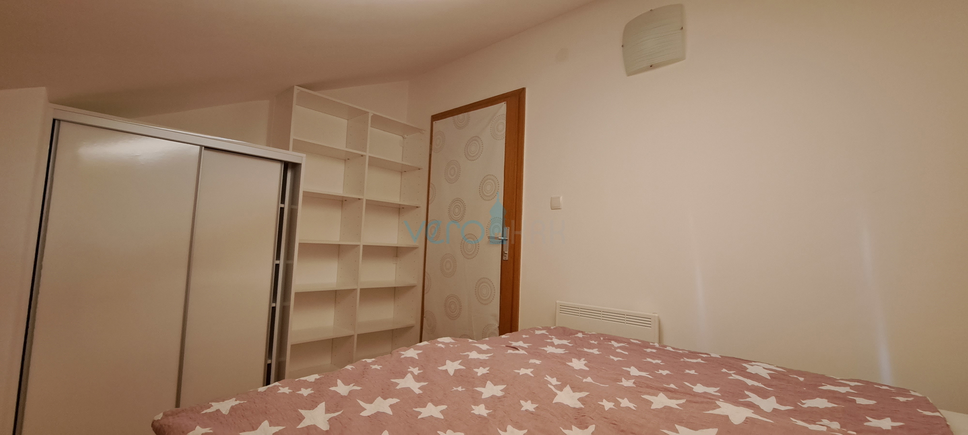 Uvala Soline, otok Krk, dvoetažni stan 89 m2 sa pogledom na more i okućnicom