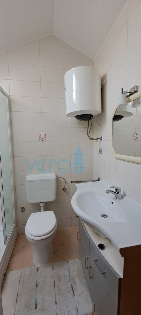 Uvala Soline, otok Krk, dvoetažni stan 89 m2 sa pogledom na more i okućnicom