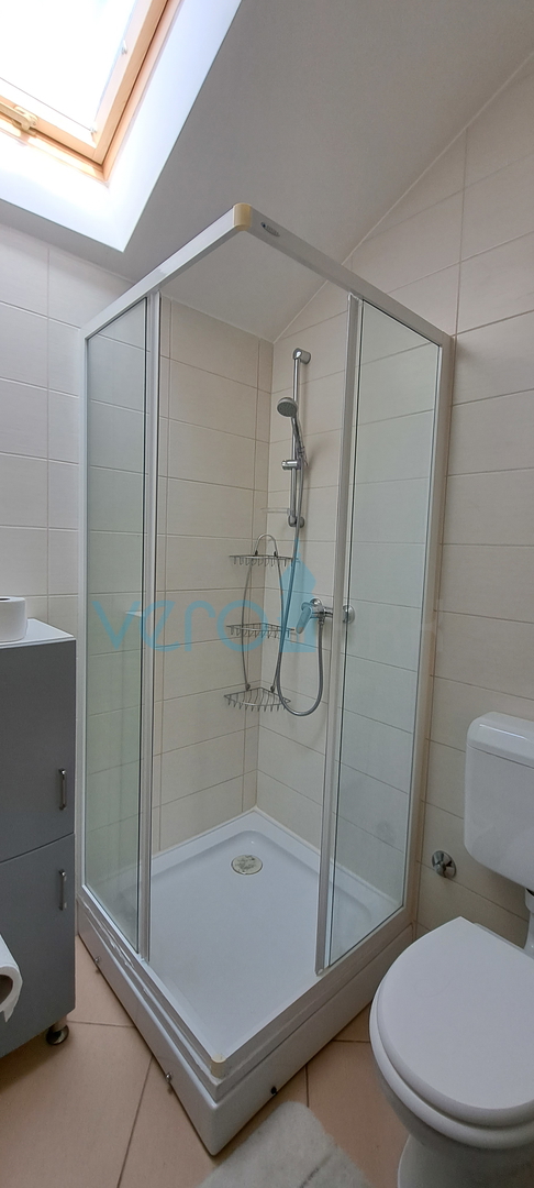 Uvala Soline, otok Krk, dvoetažni stan 89 m2 sa pogledom na more i okućnicom