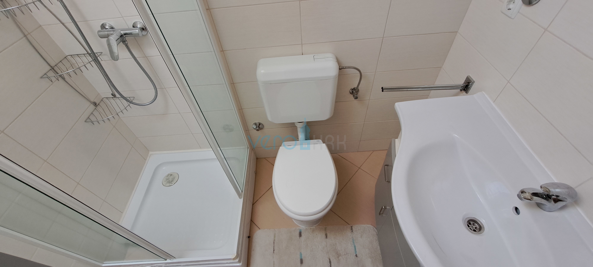 Uvala Soline, otok Krk, dvoetažni stan 89 m2 sa pogledom na more i okućnicom
