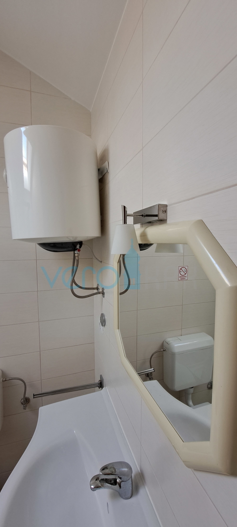 Uvala Soline, otok Krk, dvoetažni stan 89 m2 sa pogledom na more i okućnicom