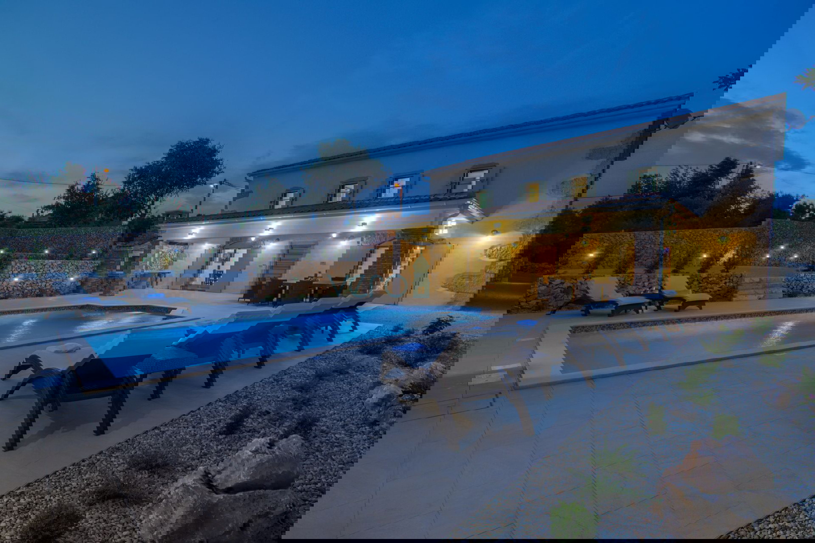 Otok Krk, Vrbnik, šira okolica - samostojeća kuća s bazenom, okućnica 700m2 prodaja