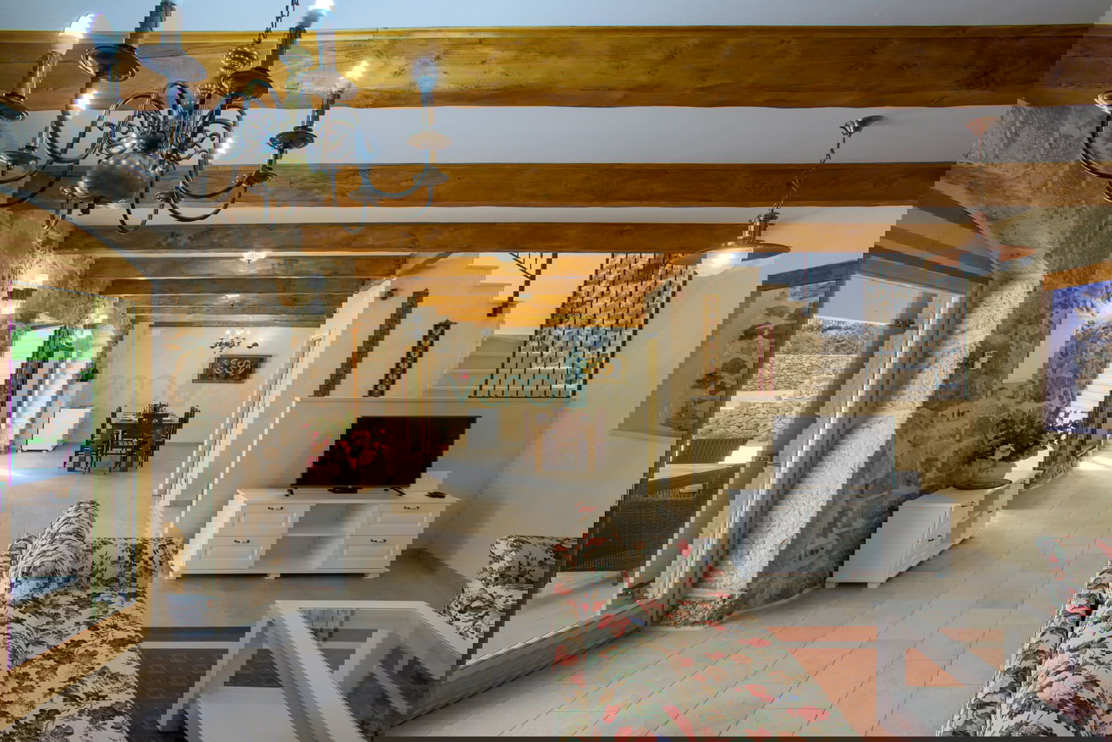 Otok Krk, Vrbnik, šira okolica - samostojeća kuća s bazenom, okućnica 700m2 prodaja