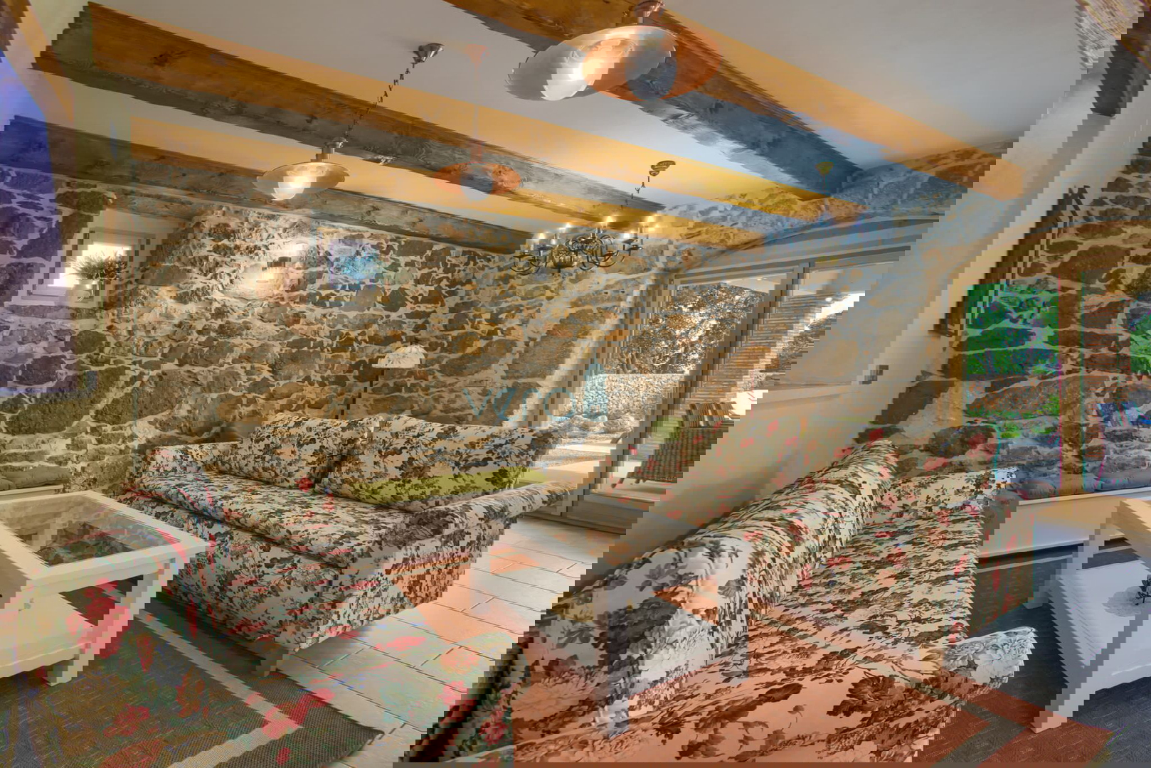 Otok Krk, Vrbnik, šira okolica - samostojeća kuća s bazenom, okućnica 700m2 prodaja