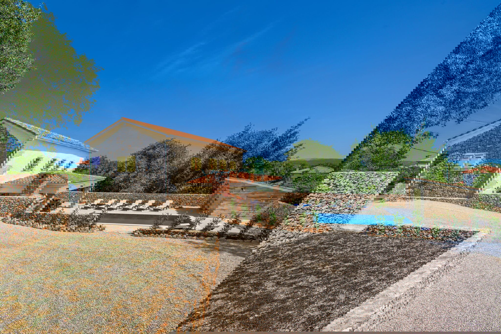 Otok Krk, Vrbnik, šira okolica - samostojeća kuća s bazenom, okućnica 700m2 prodaja