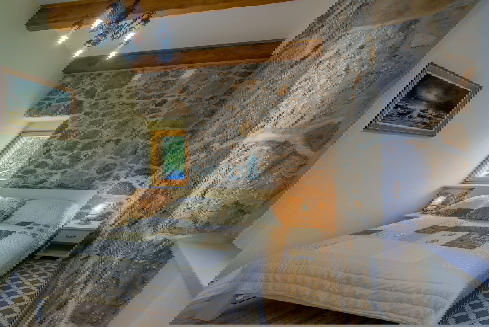 Otok Krk, Vrbnik, šira okolica - samostojeća kuća s bazenom, okućnica 700m2 prodaja