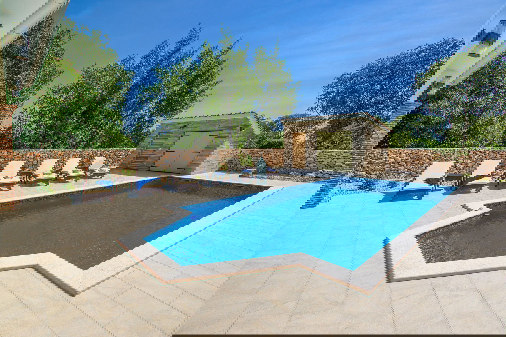 Otok Krk, Vrbnik, šira okolica - samostojeća kuća s bazenom, okućnica 700m2 prodaja