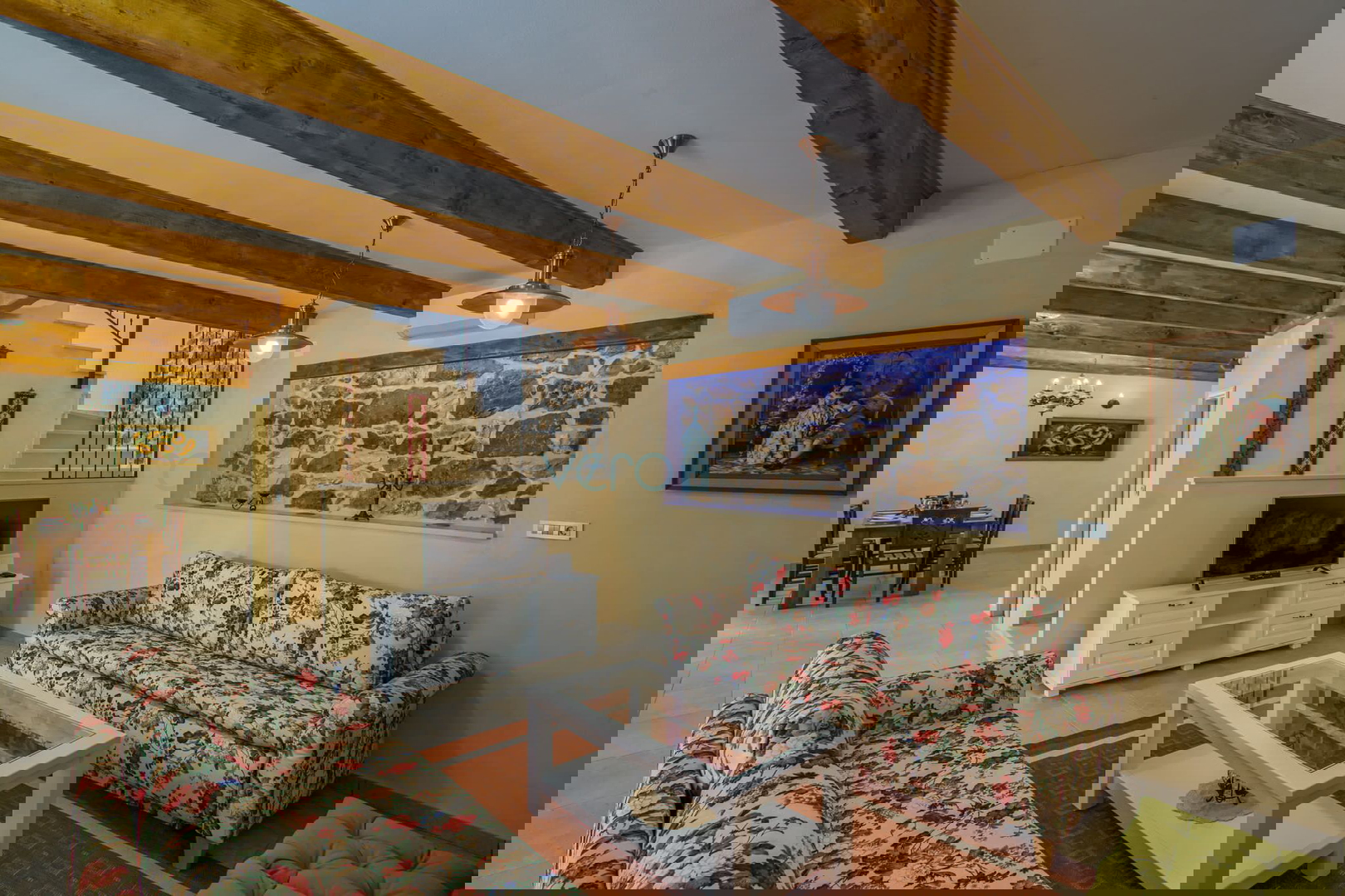 Otok Krk, Vrbnik, šira okolica - samostojeća kuća s bazenom, okućnica 700m2 prodaja