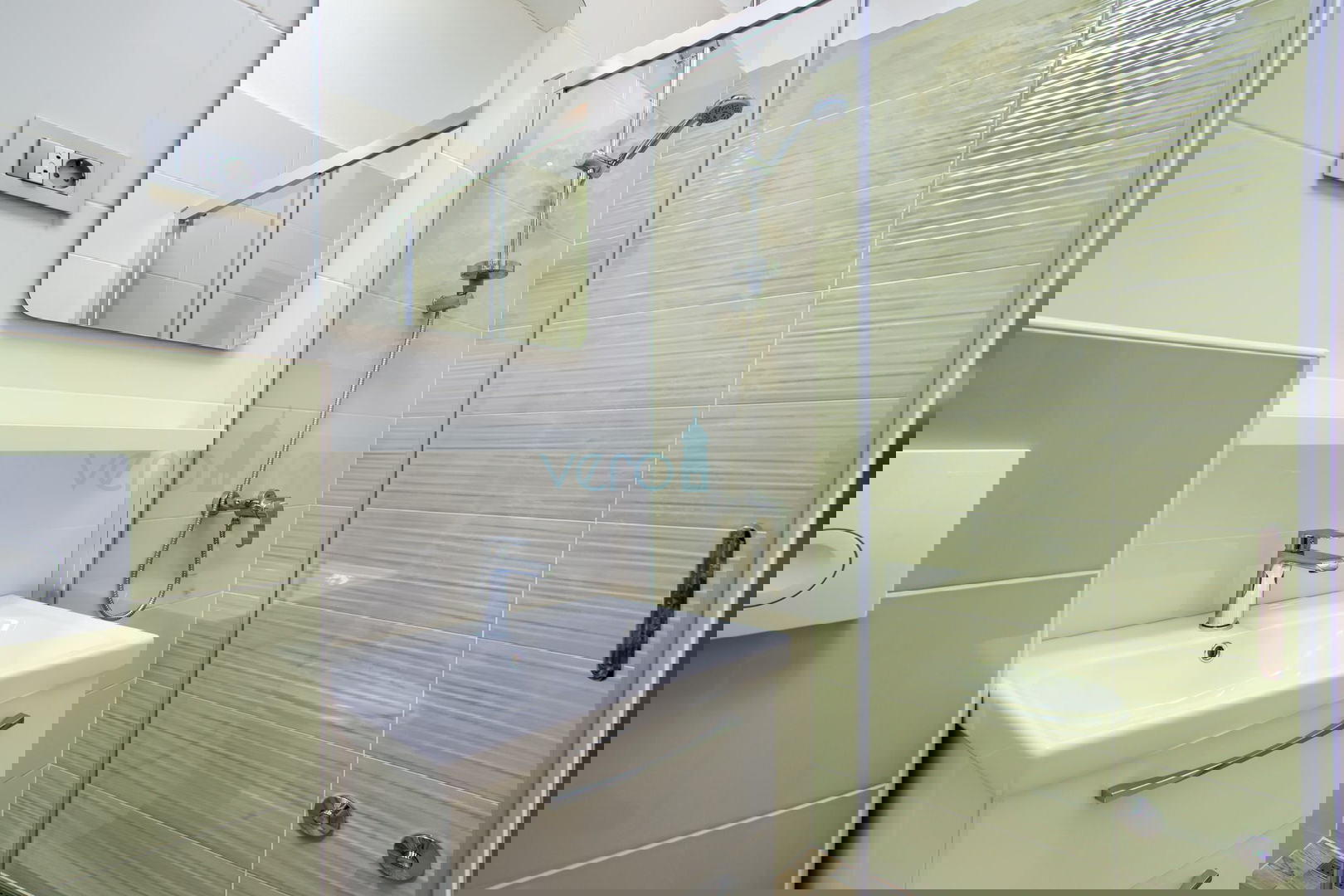 Otok Krk, Vrbnik, šira okolica - samostojeća kuća s bazenom, okućnica 700m2 prodaja