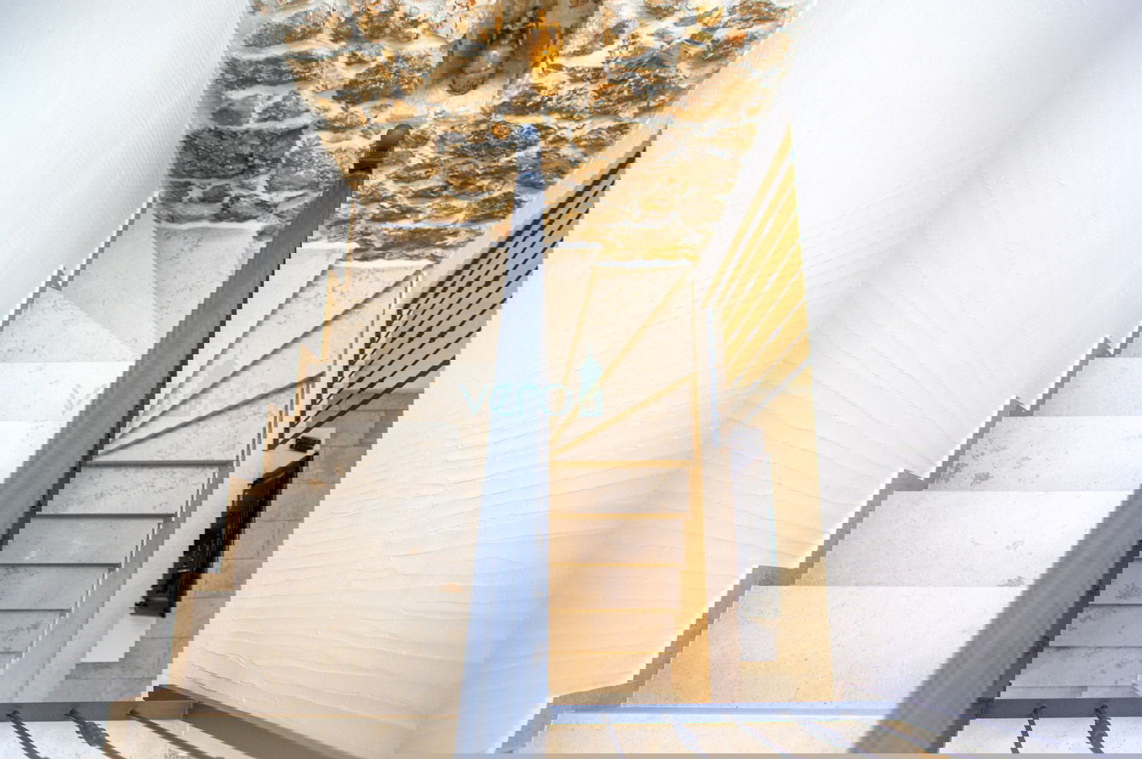 Otok Krk, Vrbnik, šira okolica - samostojeća kuća s bazenom, okućnica 700m2 prodaja