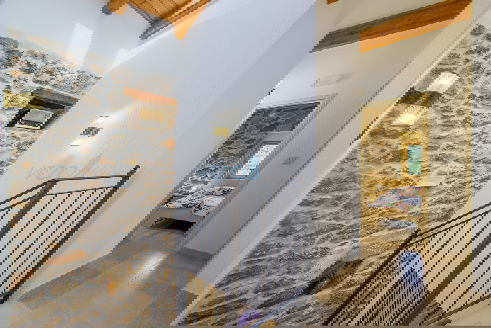 Otok Krk, Vrbnik, šira okolica - samostojeća kuća s bazenom, okućnica 700m2 prodaja