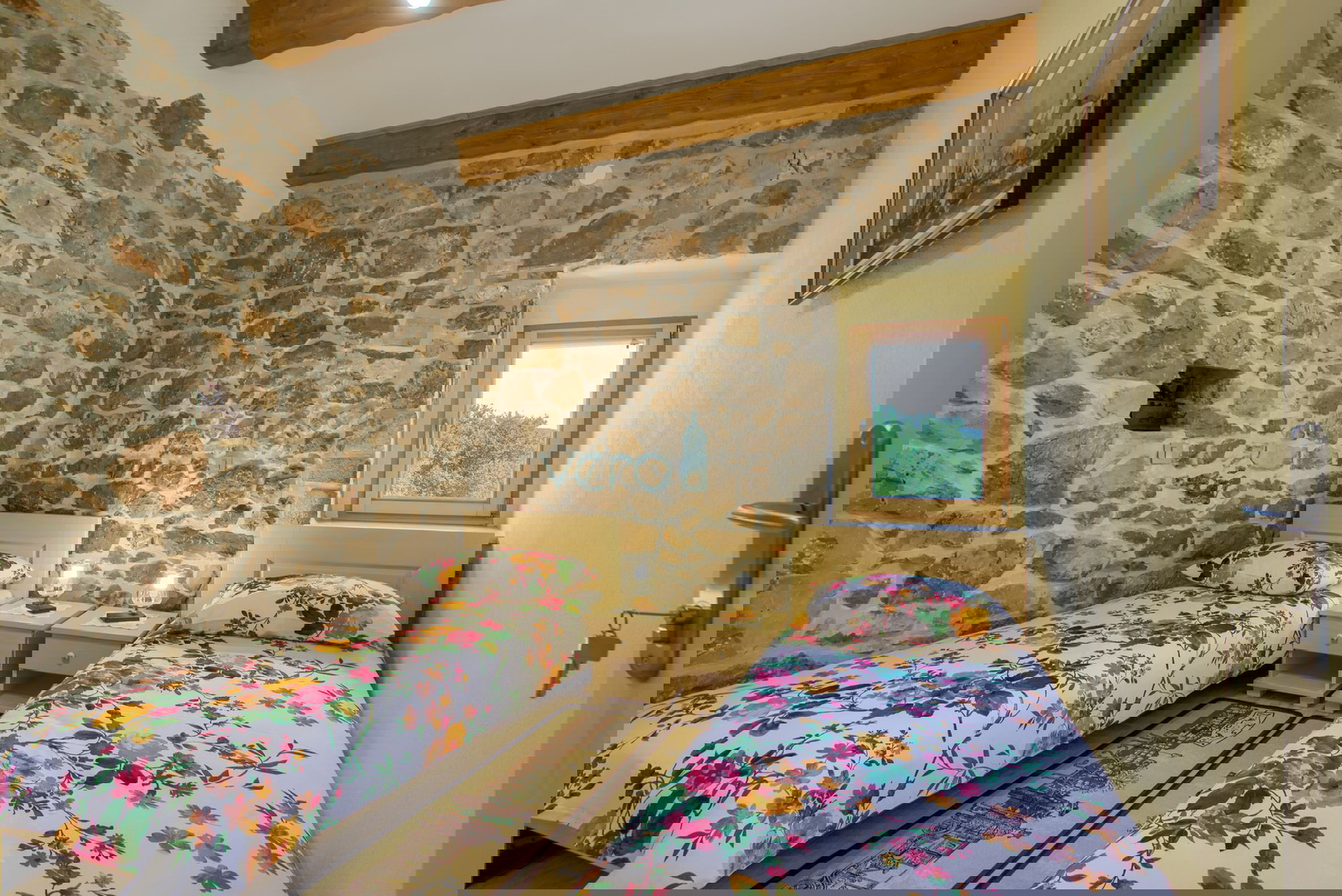 Otok Krk, Vrbnik, šira okolica - samostojeća kuća s bazenom, okućnica 700m2 prodaja