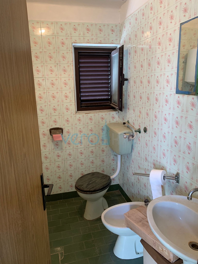 Vrbnik, otok Krk, dvojna kuća s garažom, prodaja