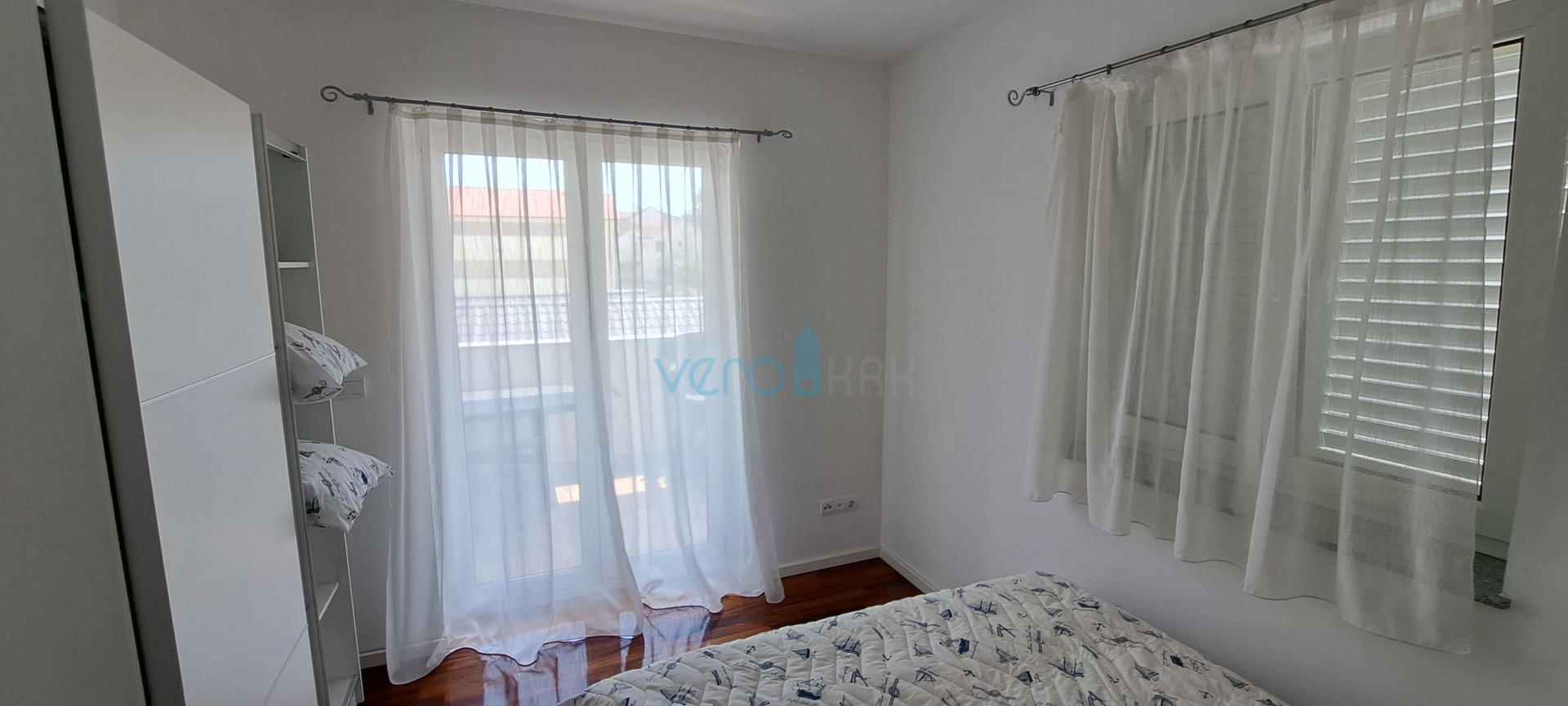Uvala Soline, otok Krk, dvosoban apartman 65 m2 na katu sa dvije terase i pogledom na more