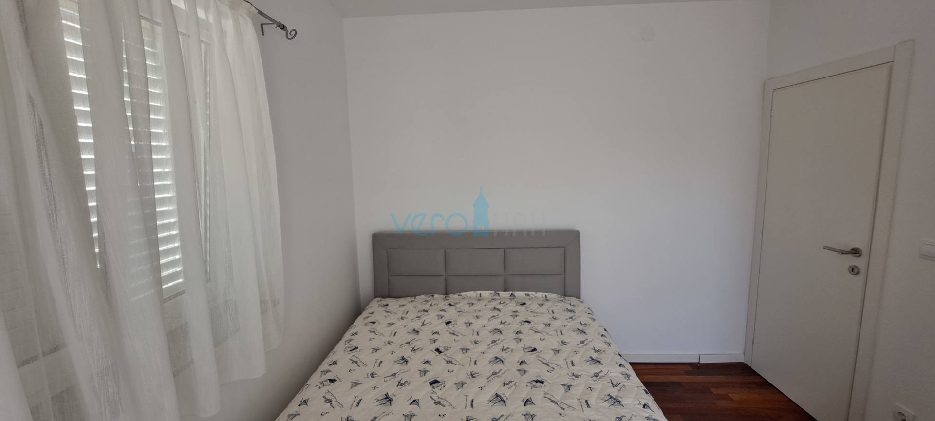 Uvala Soline, otok Krk, dvosoban apartman 65 m2 na katu sa dvije terase i pogledom na more