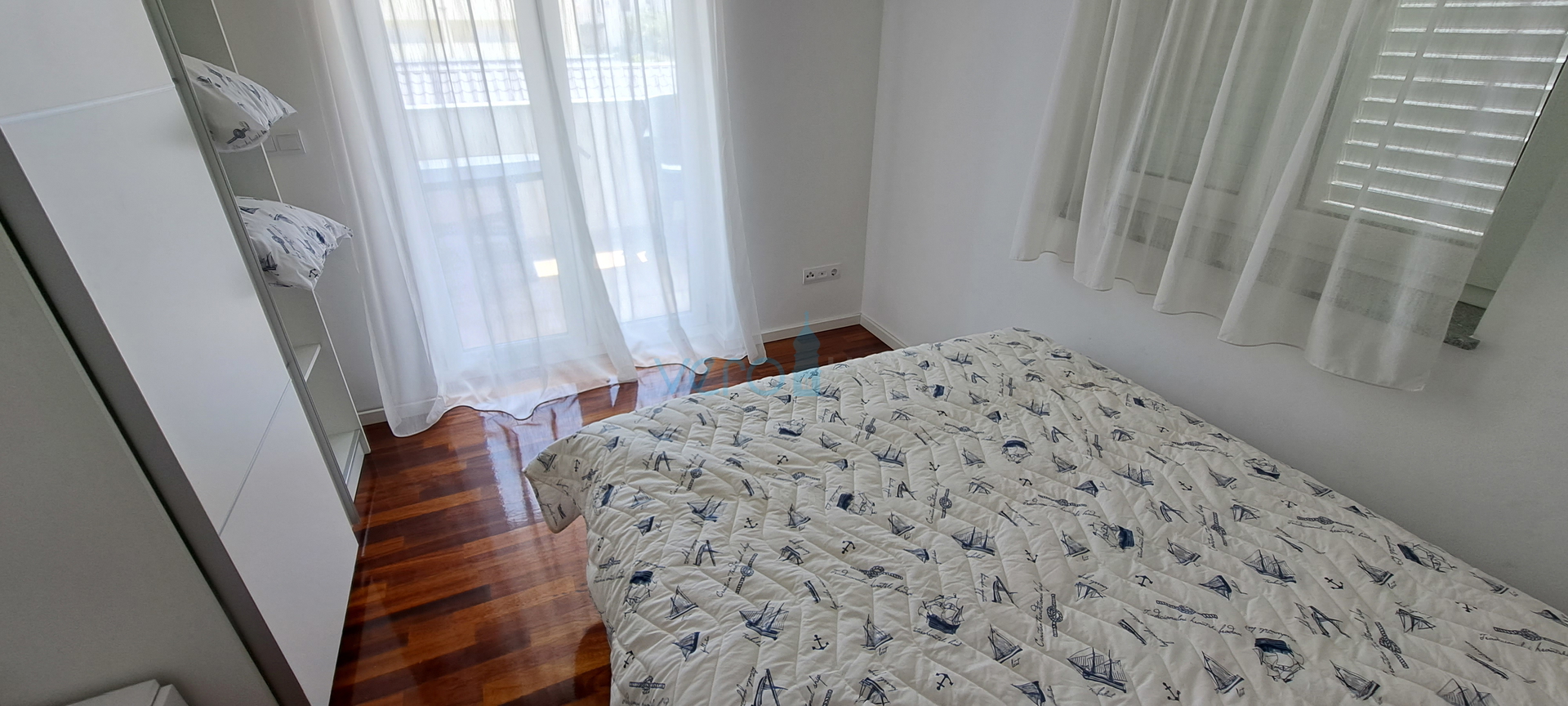 Uvala Soline, otok Krk, dvosoban apartman 65 m2 na katu sa dvije terase i pogledom na more