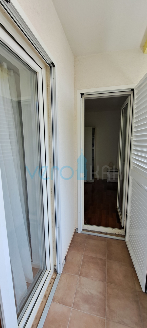 Uvala Soline, otok Krk, dvosoban apartman 65 m2 na katu sa dvije terase i pogledom na more
