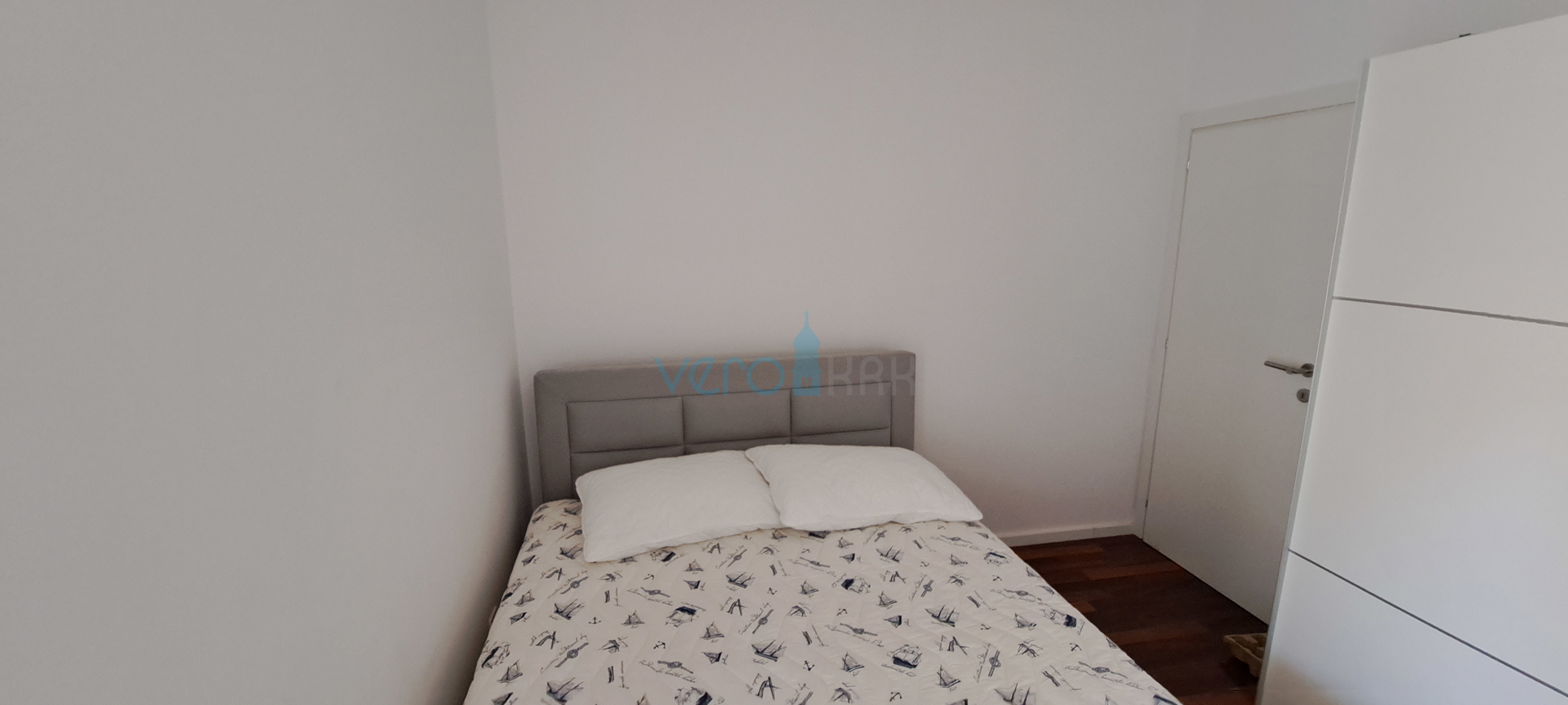 Uvala Soline, otok Krk, dvosoban apartman 65 m2 na katu sa dvije terase i pogledom na more