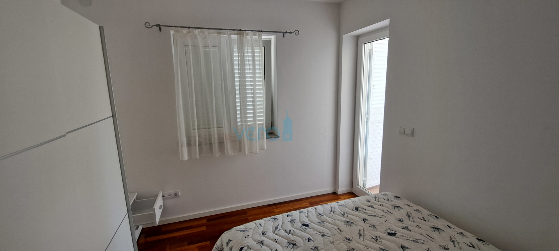 Uvala Soline, otok Krk, dvosoban apartman 65 m2 na katu sa dvije terase i pogledom na more