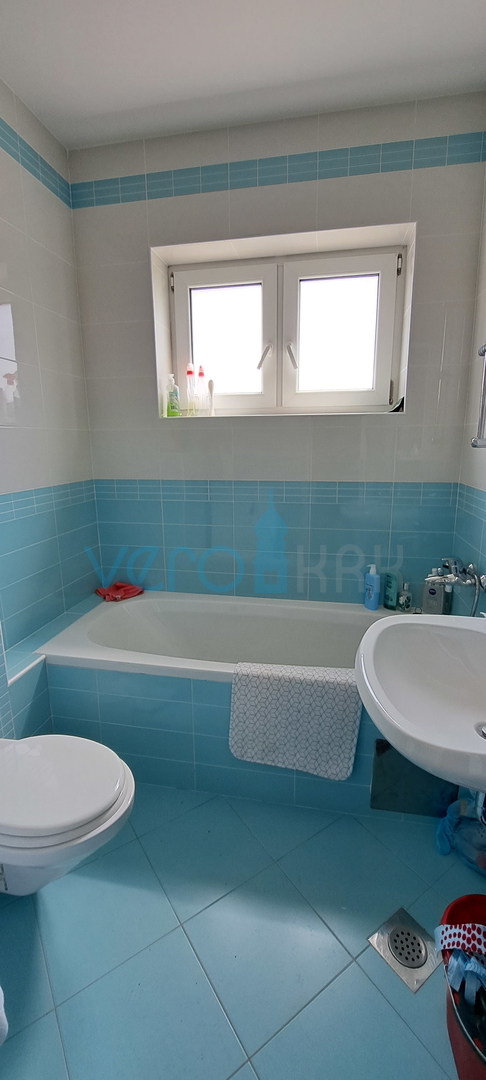 Uvala Soline, otok Krk, dvosoban apartman 65 m2 na katu sa dvije terase i pogledom na more