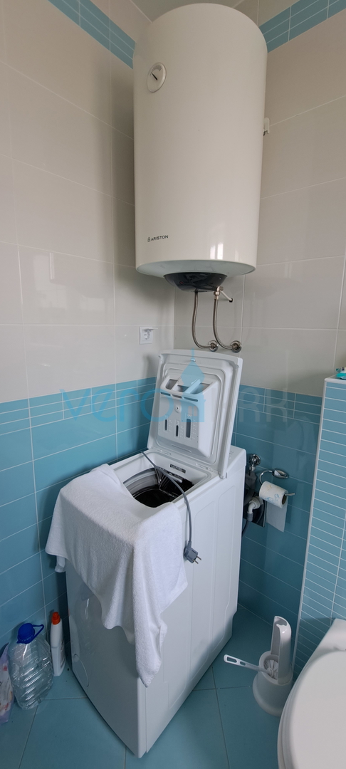 Uvala Soline, otok Krk, dvosoban apartman 65 m2 na katu sa dvije terase i pogledom na more