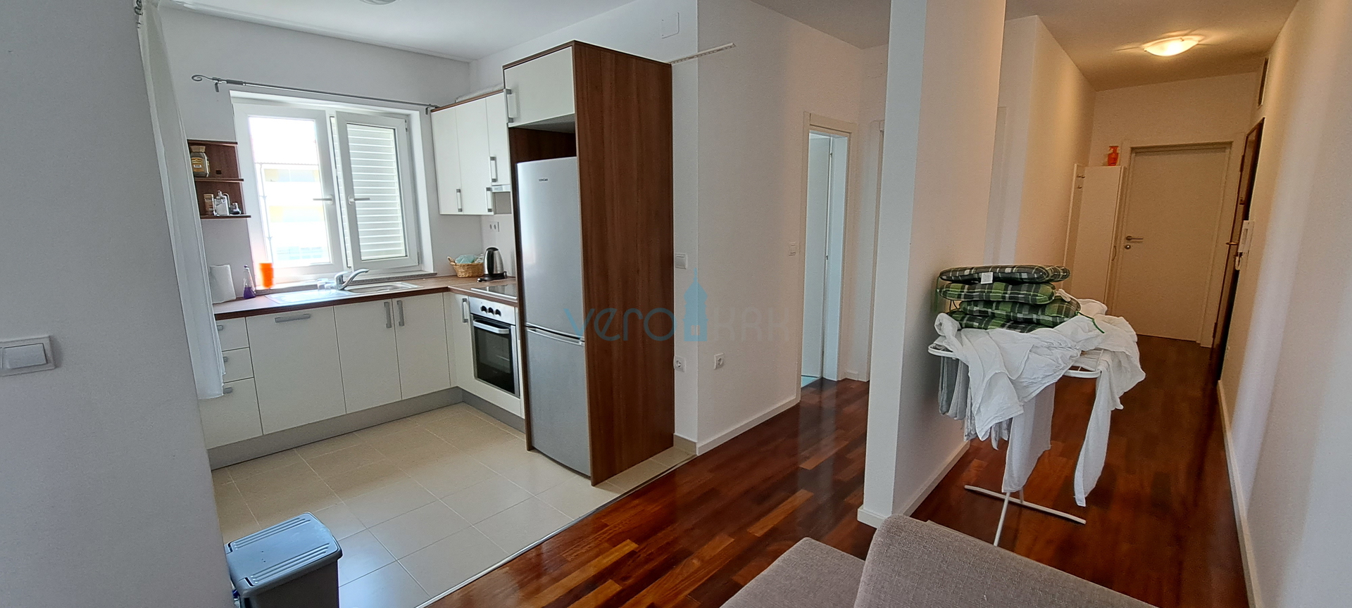 Uvala Soline, otok Krk, dvosoban apartman 65 m2 na katu sa dvije terase i pogledom na more