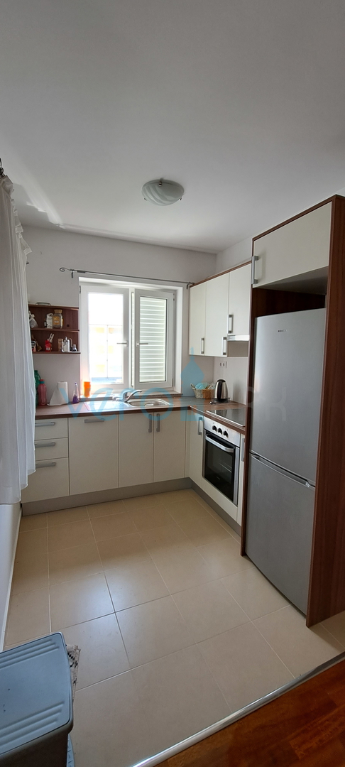 Uvala Soline, otok Krk, dvosoban apartman 65 m2 na katu sa dvije terase i pogledom na more