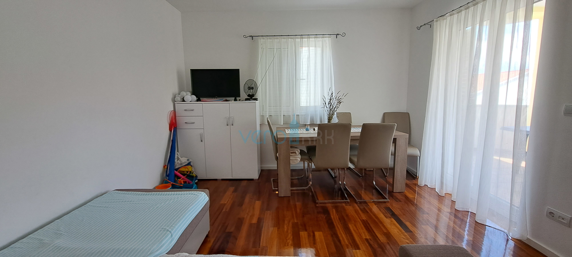 Uvala Soline, otok Krk, dvosoban apartman 65 m2 na katu sa dvije terase i pogledom na more