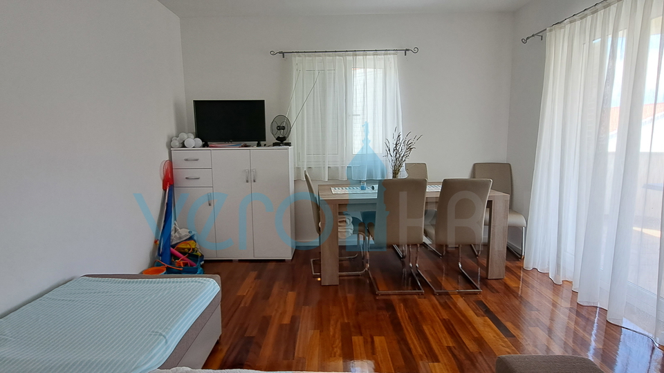 Uvala Soline, otok Krk, dvosoban apartman 65 m2 na katu sa dvije terase i pogledom na more