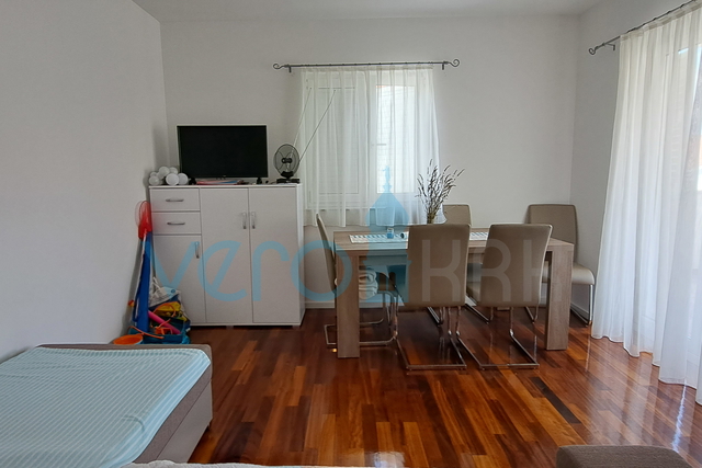 Uvala Soline, otok Krk, dvosoban apartman 65 m2 na katu sa dvije terase i pogledom na more