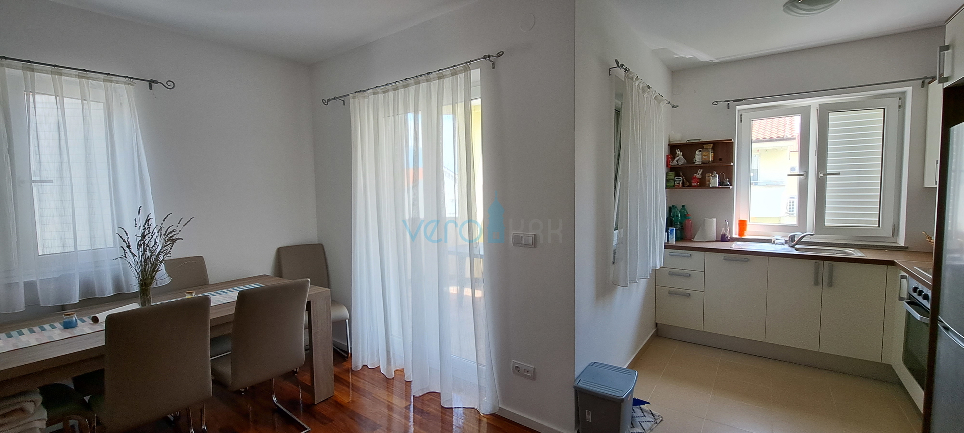 Uvala Soline, otok Krk, dvosoban apartman 65 m2 na katu sa dvije terase i pogledom na more