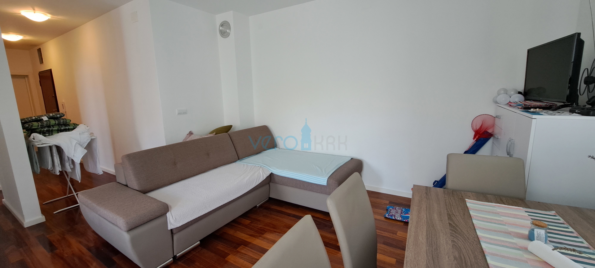 Uvala Soline, otok Krk, dvosoban apartman 65 m2 na katu sa dvije terase i pogledom na more