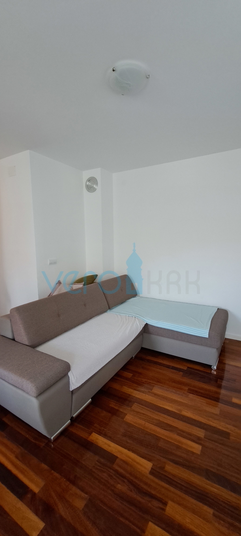 Uvala Soline, otok Krk, dvosoban apartman 65 m2 na katu sa dvije terase i pogledom na more