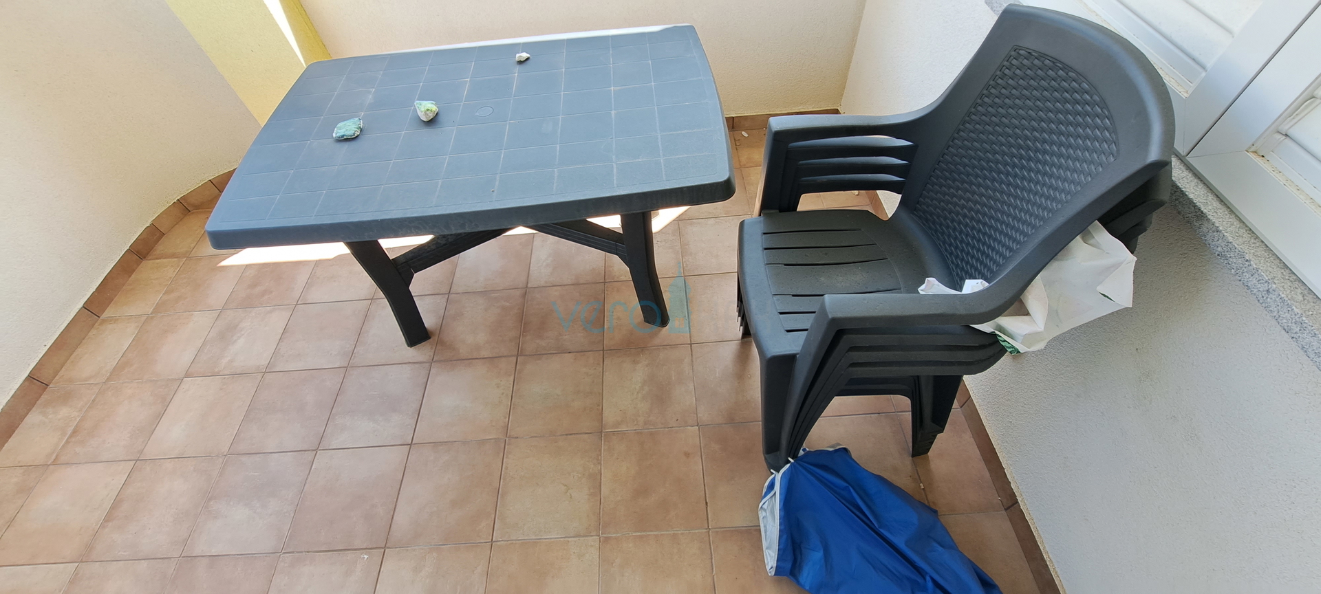 Uvala Soline, otok Krk, dvosoban apartman 65 m2 na katu sa dvije terase i pogledom na more