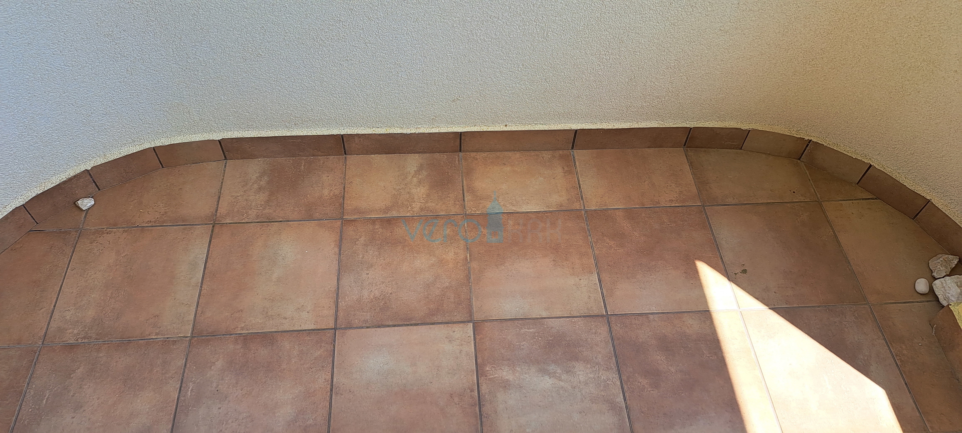 Uvala Soline, otok Krk, dvosoban apartman 65 m2 na katu sa dvije terase i pogledom na more