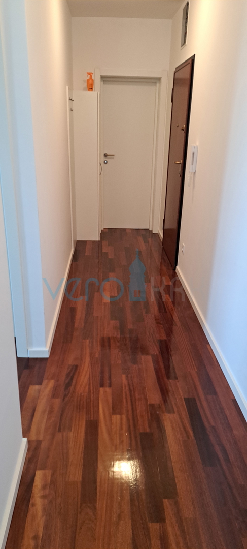 Uvala Soline, otok Krk, dvosoban apartman 65 m2 na katu sa dvije terase i pogledom na more