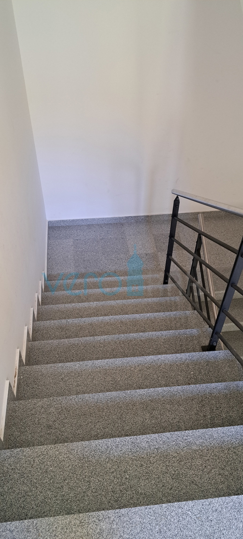 Uvala Soline, otok Krk, dvosoban apartman 65 m2 na katu sa dvije terase i pogledom na more