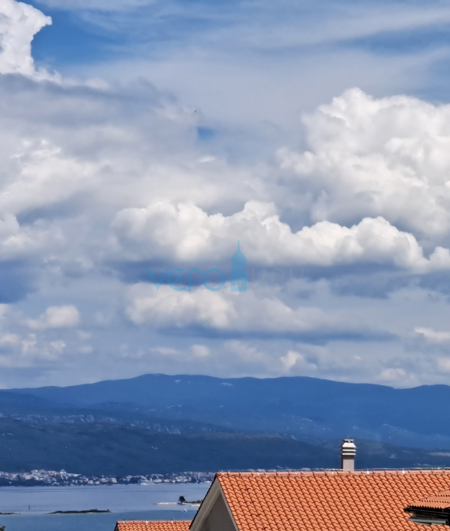 Uvala Soline, otok Krk, dvosoban apartman 65 m2 na katu sa dvije terase i pogledom na more