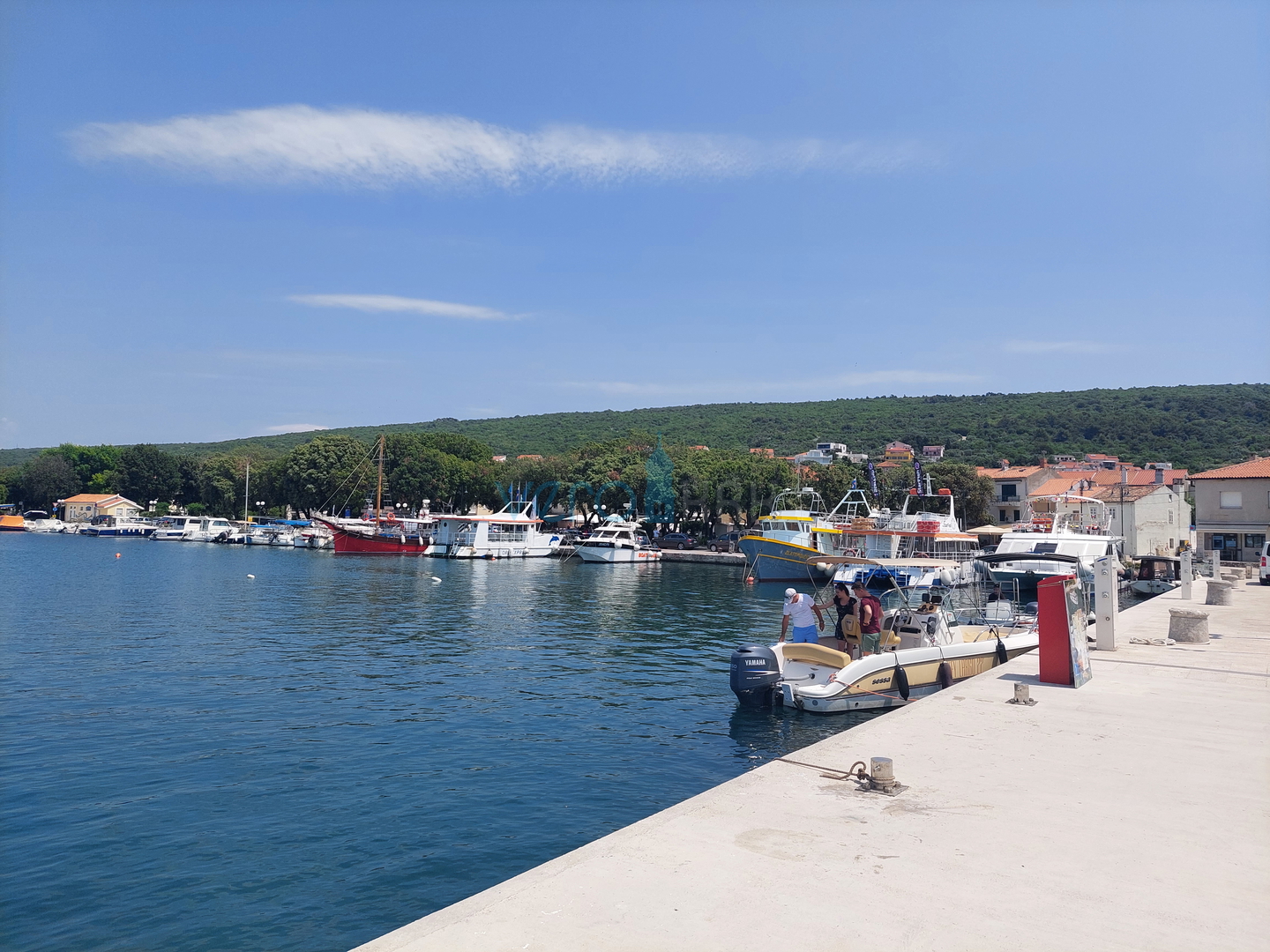 Punat - fantastična novogradnja s vrtom i parkingom,100 m od mora