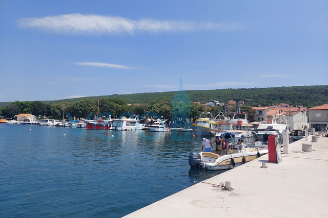 Punat - fantastična novogradnja s vrtom i parkingom,100 m od mora