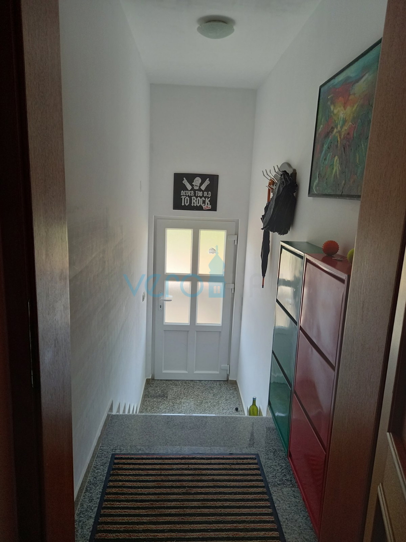 Krk, Stadt, Wohnung 84m2 mit Garten, Meerblick, zu verkaufen