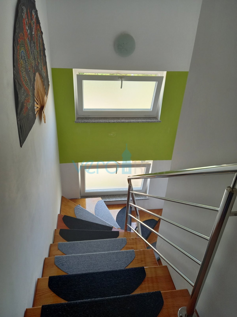 Krk, Stadt, Wohnung 84m2 mit Garten, Meerblick, zu verkaufen