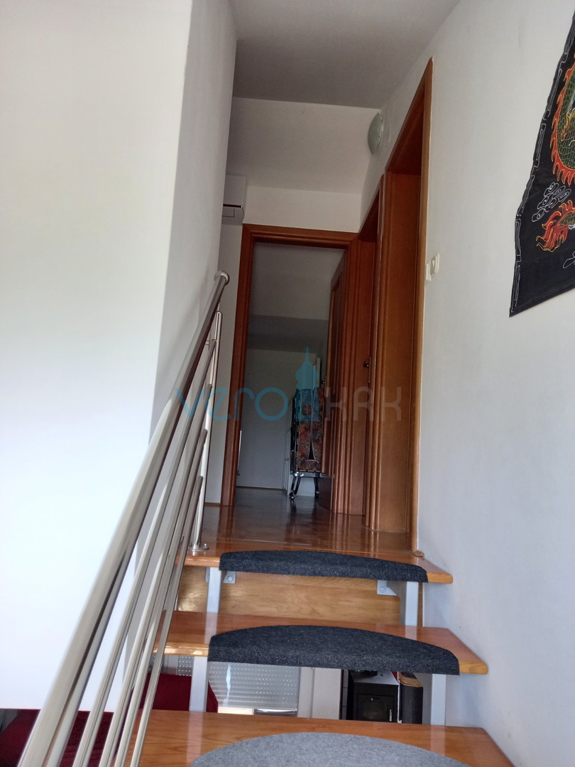 Krk, Stadt, Wohnung 84m2 mit Garten, Meerblick, zu verkaufen