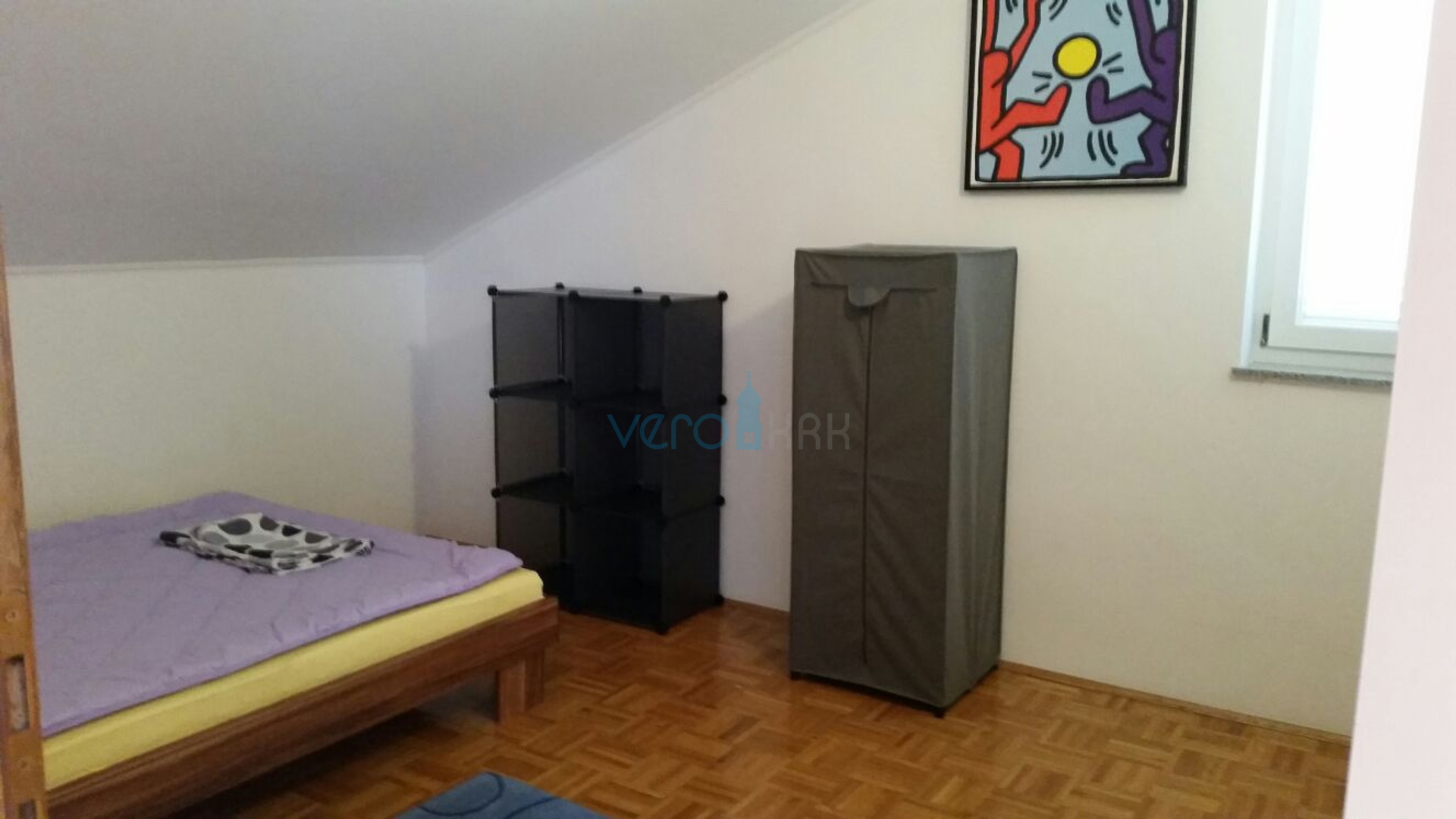 Krk grad, trosobni stan 75m2 sa dvorištem, prodaja