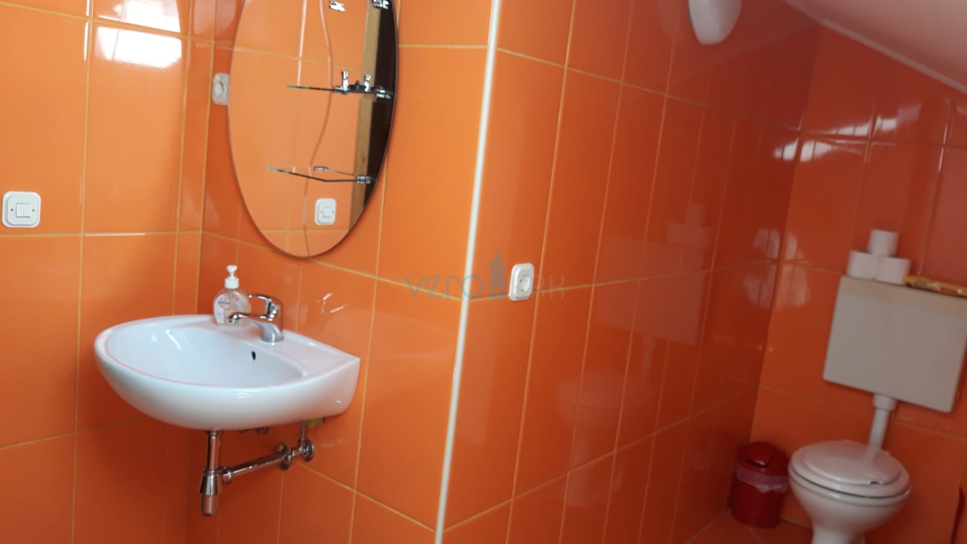 Krk grad, trosobni stan 75m2 sa dvorištem, prodaja