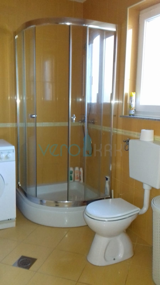 Krk grad, trosobni stan 75m2 sa dvorištem, prodaja