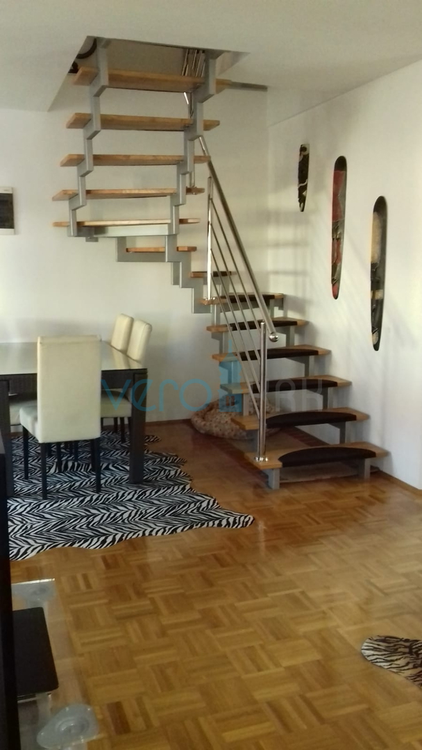 Krk grad, trosobni stan 75m2 sa dvorištem, prodaja