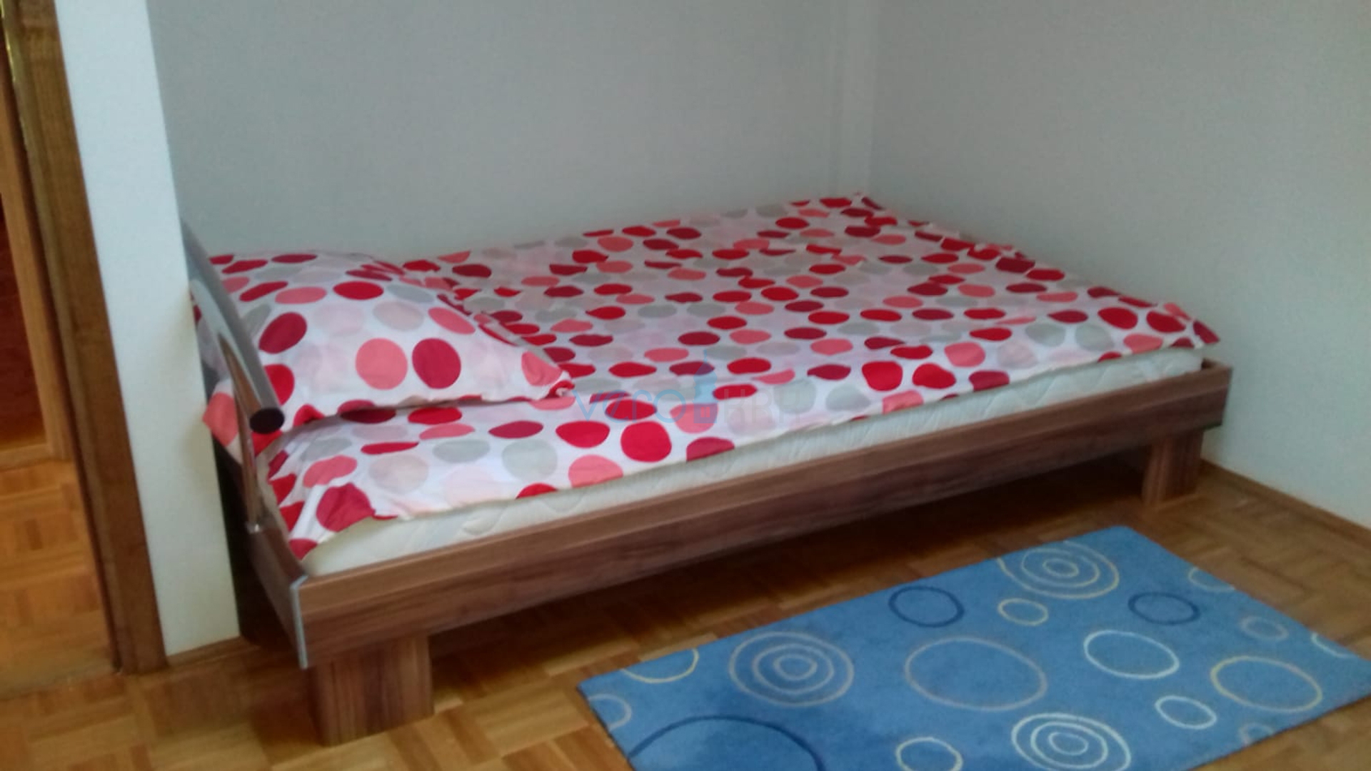 Krk grad, trosobni stan 75m2 sa dvorištem, prodaja