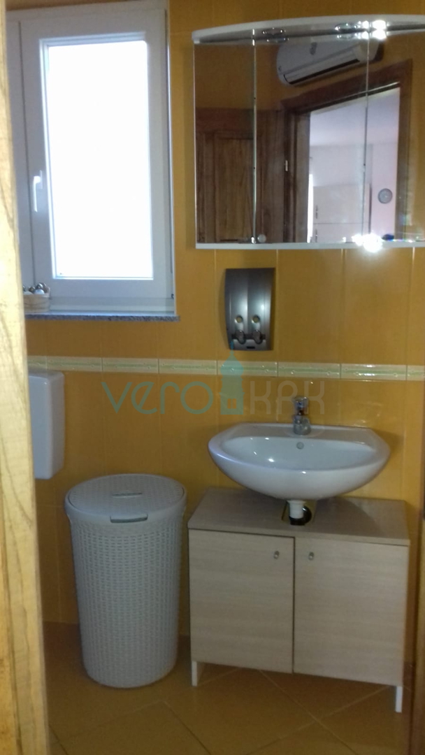 Krk grad, trosobni stan 75m2 sa dvorištem, prodaja